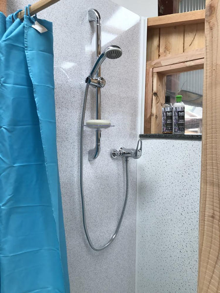 Pläne für den Bau einer Komposttoilette und Dusche